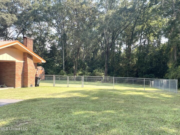 Property Photo:  916 E College Avenue  MS 39577 