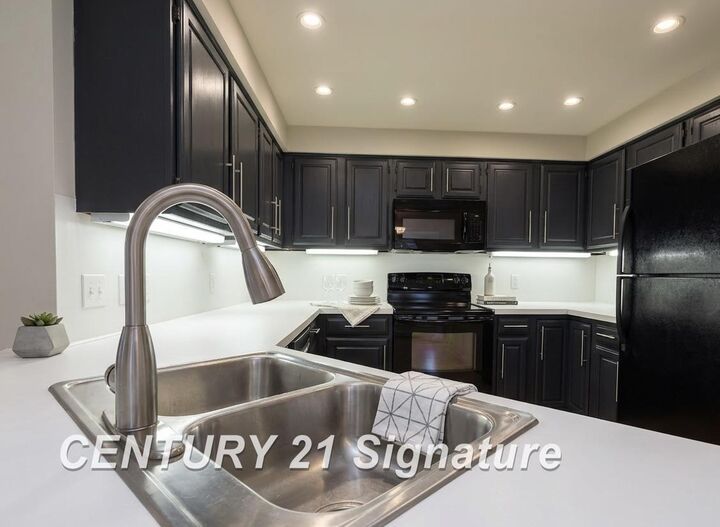 Property Photo: 6346 Squire Lake Drive Unit 33 Bldg 99 MI 48433