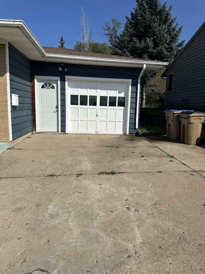 Property Photo:  305 Hillcrest Drive  ND 58703 