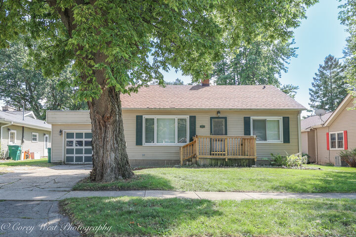 Property Photo: 916 Albert Avenue IL 60178