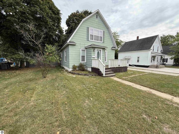 Property Photo:  916 N River Avenue  MI 48801 