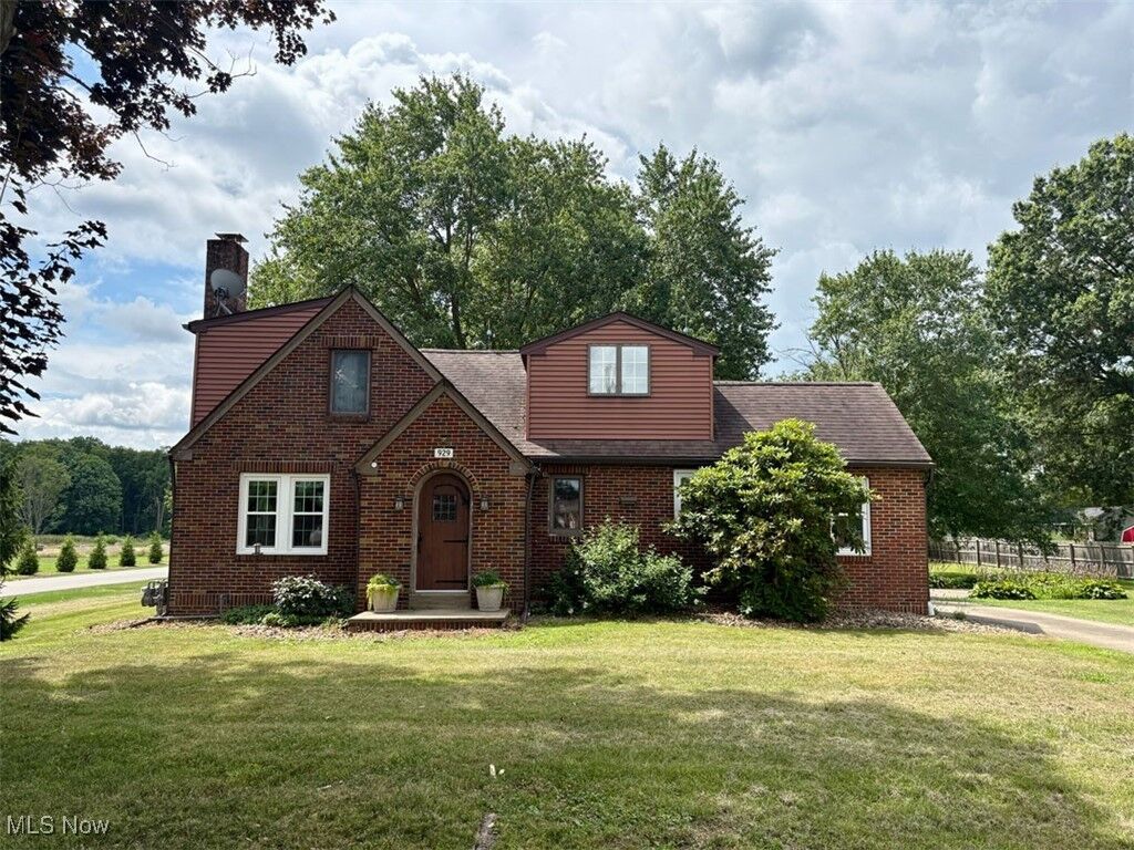 Property Photo:  929 E Park Avenue  OH 44408 