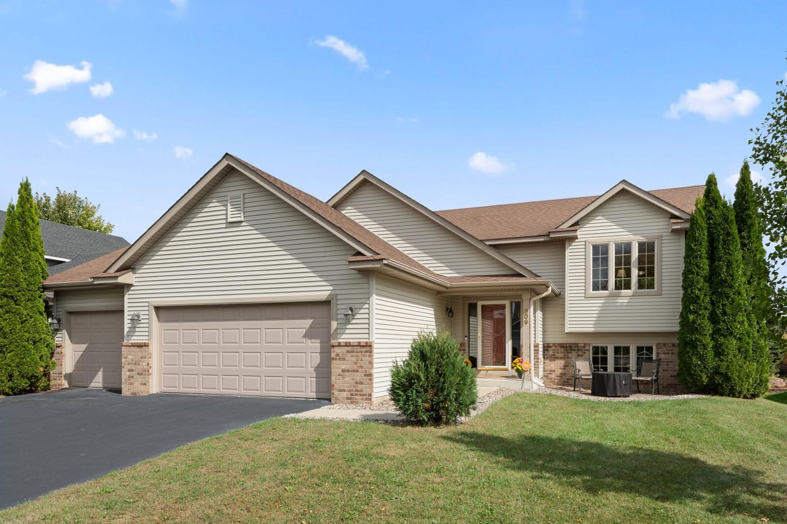 Property Photo: 909 Hope Avenue MN 55352