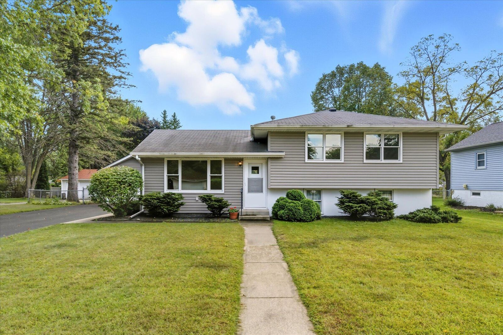 Property Photo:  2253 County Road H  MN 55112 