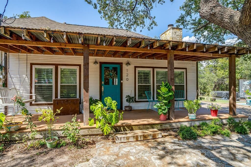 Property Photo: 120 Siesta Court TX 76048