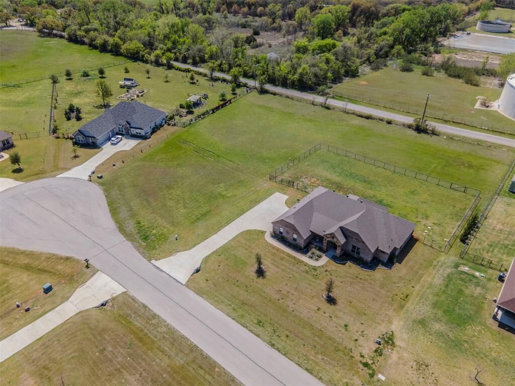 Photo de la propriété:  221 Maverick Court  TX 76049 