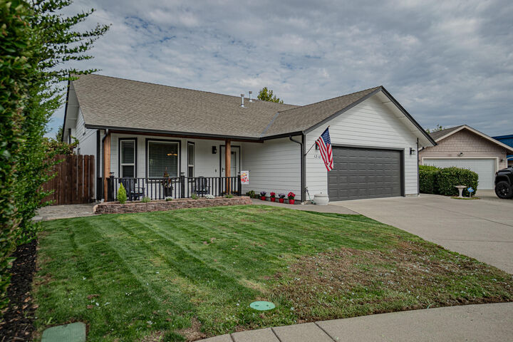 Property Photo: 1318 SW Andy Griffith Drive OR 97527