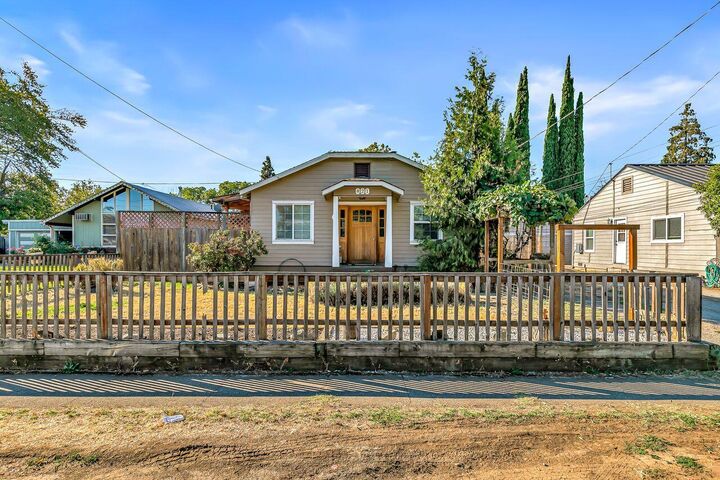 Property Photo: 821 W 2nd Street OR 97501