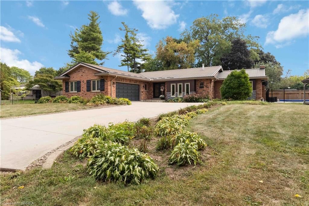 Photo de la propriété:  232 Paris Road E  ON N3R 1J4 