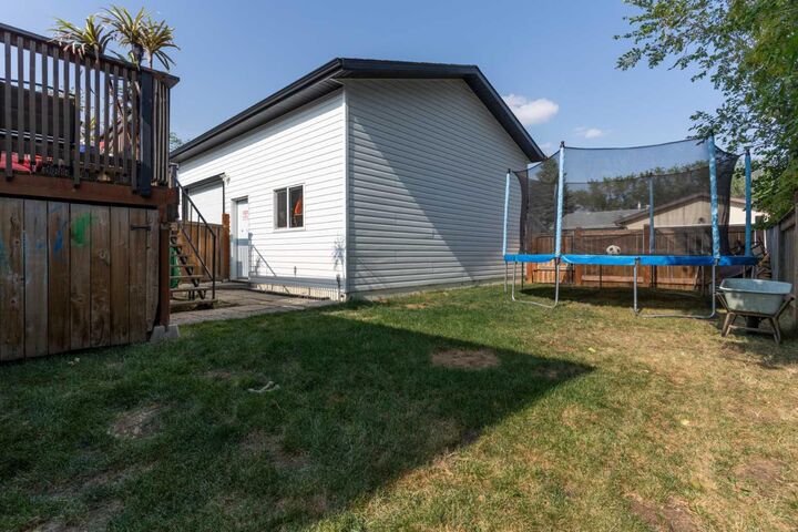Property Photo: 6122 32 Avenue AB T4V 4R8