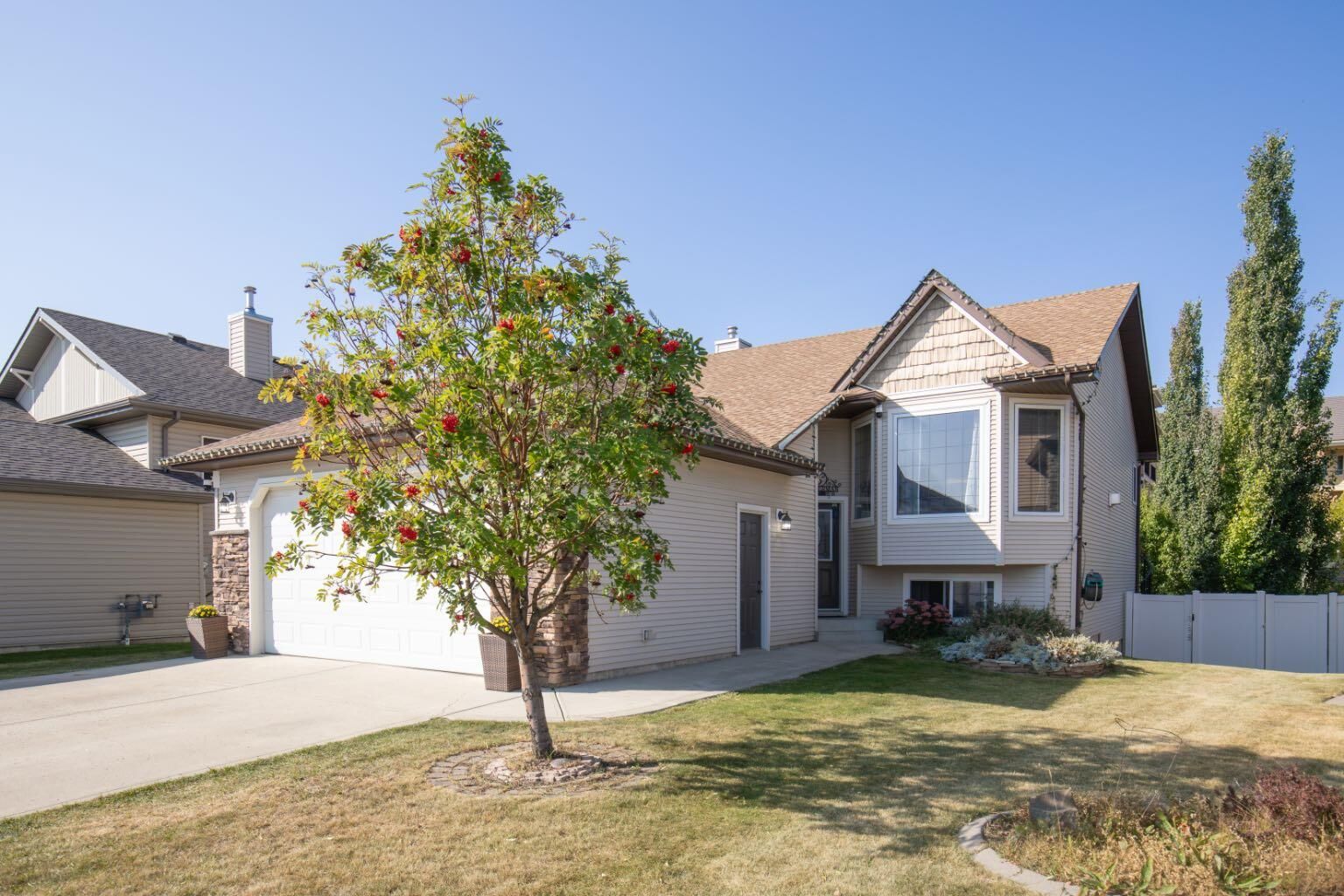 Property Photo:  44 Isbister Close  AB T4R 0B9 