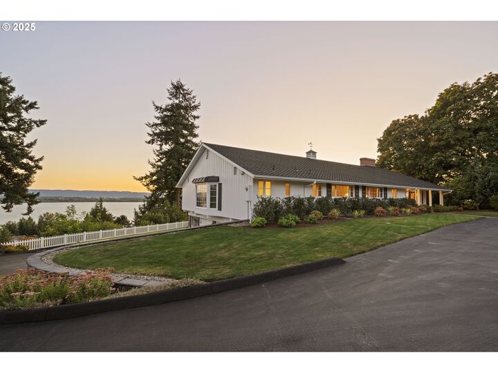 Property Photo:  8812 NW 24th Pl  WA 98665 