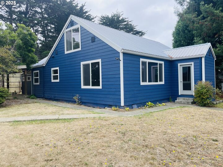 Property Photo:  890 2nd St SE  OR 97411 