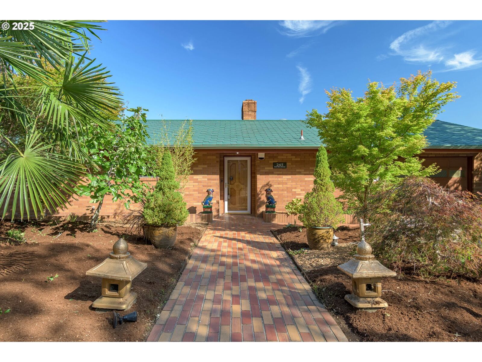 Property Photo:  245 W 30th Ave  OR 97405 