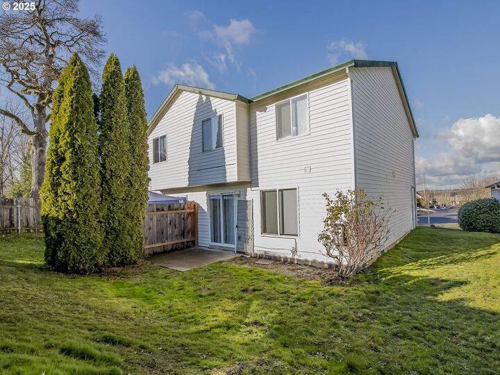 Property Photo:  15648 NE Milton Pl  OR 97230 