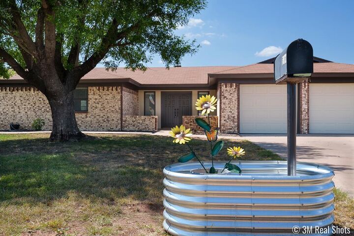 Property Photo: 5301 Meadow Dr TX 76903