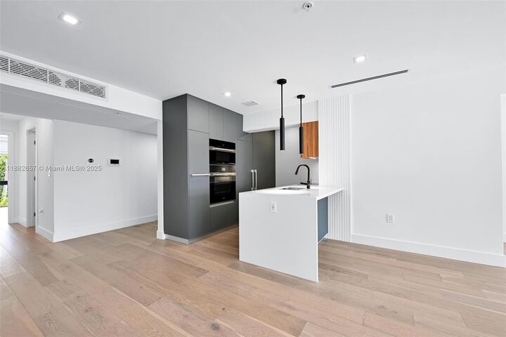Property Photo:  204 Sunrise Dr 204C  FL 33149 