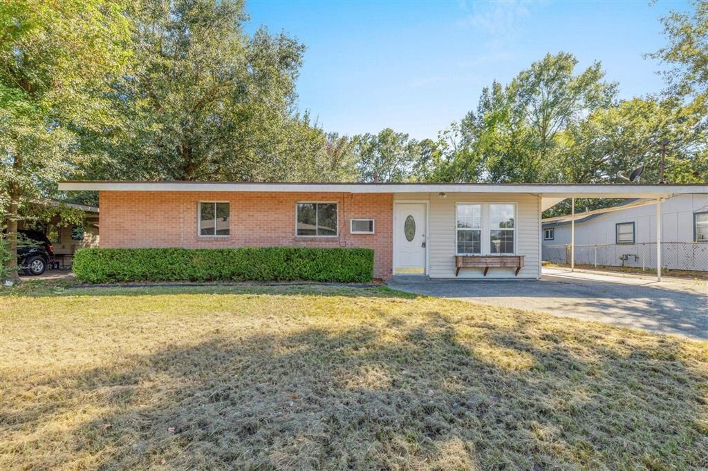 Property Photo:  1624 Cactus Drive  LA 70601