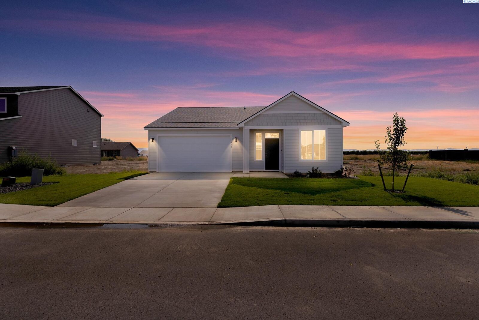 Property Photo: 402 Amberly Ave WA 98930