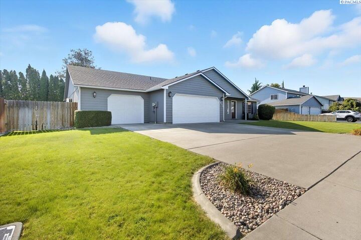 Property Photo: 207 W 48th Ave WA 99337