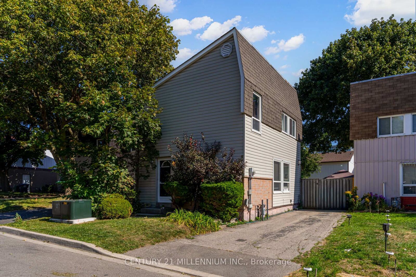 Property Photo:  15 Hasting Square  ON L6S 2N8 