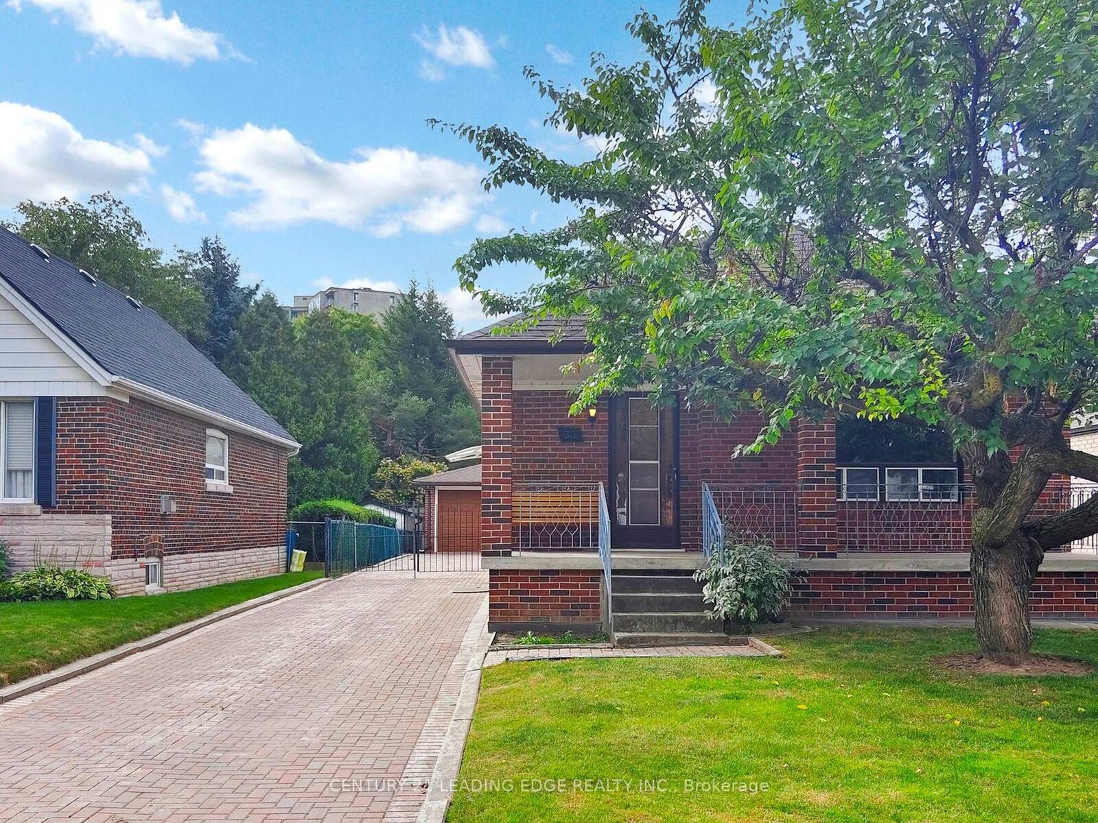 Property Photo:  33 Monarchdale Avenue  ON M6M 2S6 