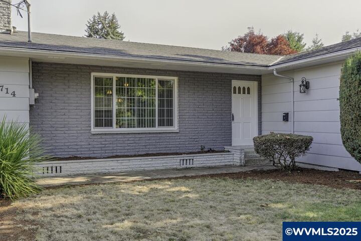 Property Photo: 714 SW Robinhood Dr OR 97338