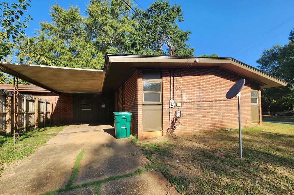 Property Photo: 1901 S Flintlock Dr N GA 31705