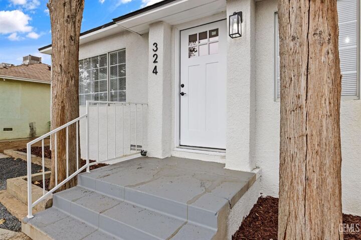Property Photo:  324 Donna Avenue  CA 93304 