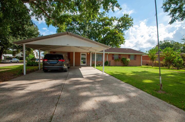 Property Photo:  401 Carol Rd  LA 70380