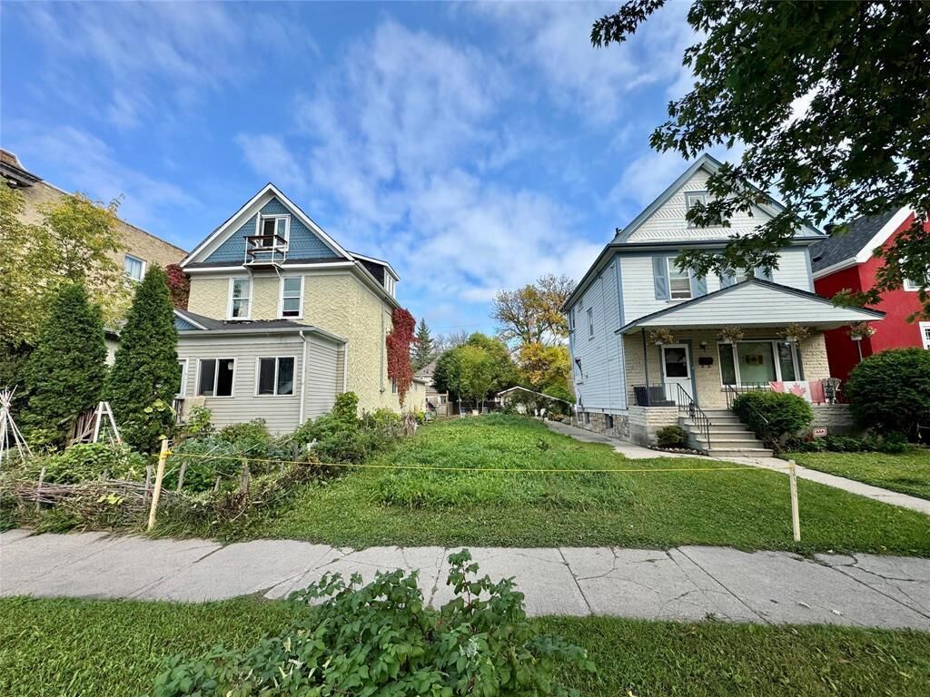 Property Photo:  369 Home Street  MB R3G 1X5 