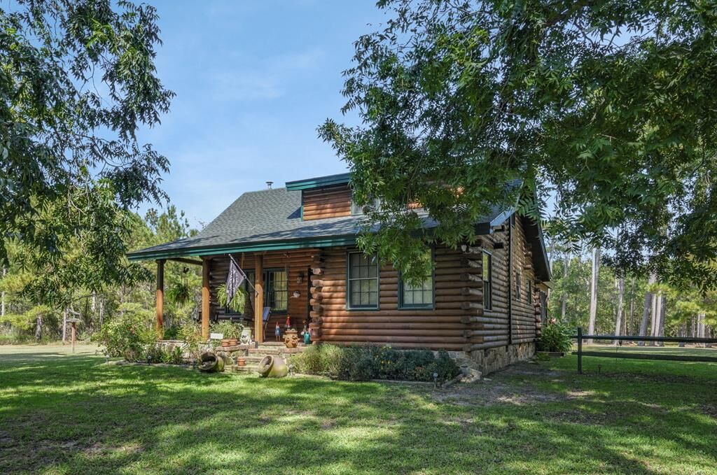 Property Photo: 21569 Hopkins Rd VA 23421