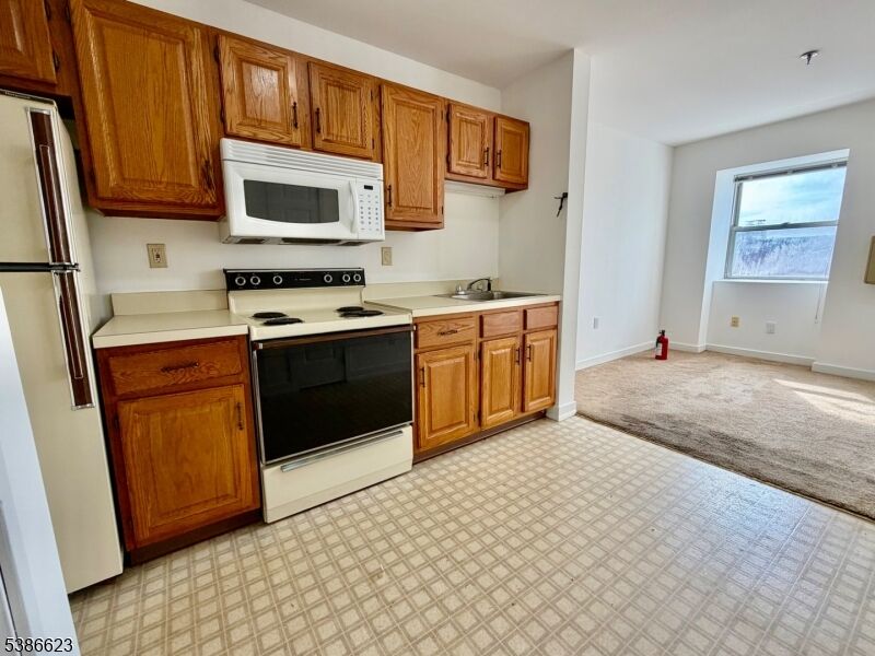 Property Photo:  24 E Washington Ave 4B  NJ 07882 