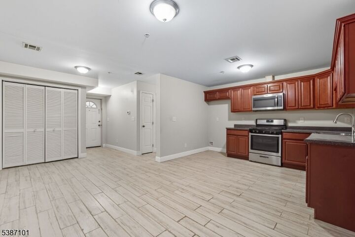 Property Photo:  280 S 20th St  NJ 07103 