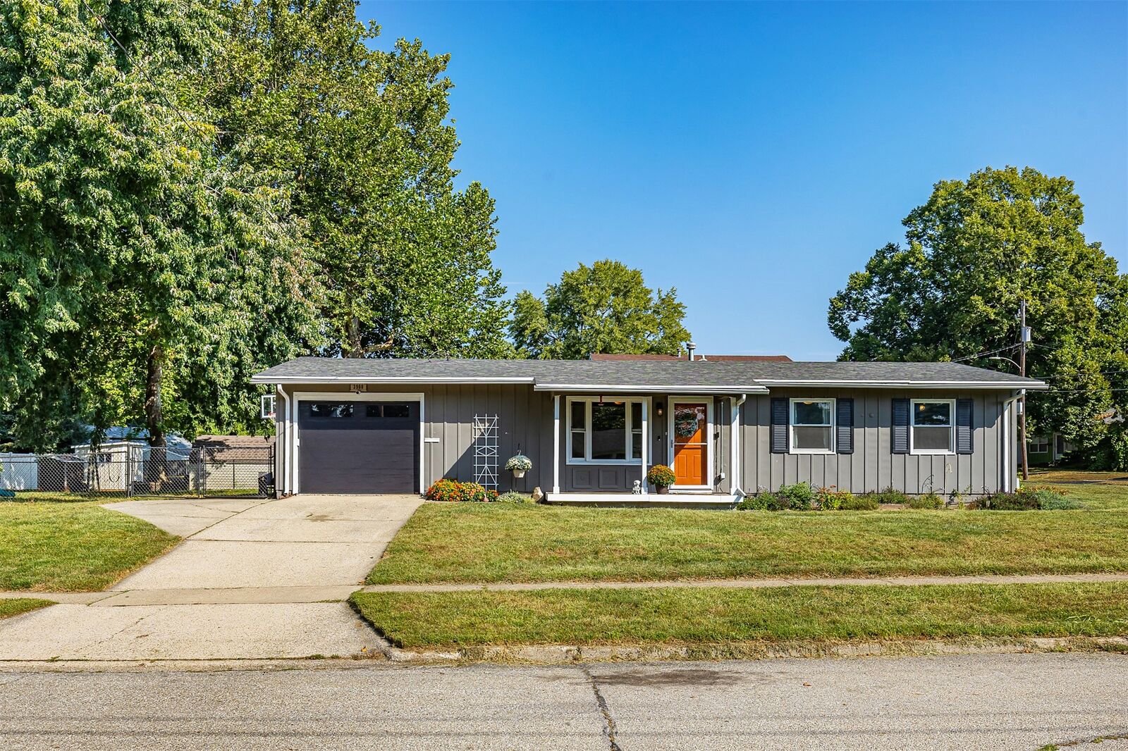 Property Photo:  3900 Rolling Green Drive  IA 50322 