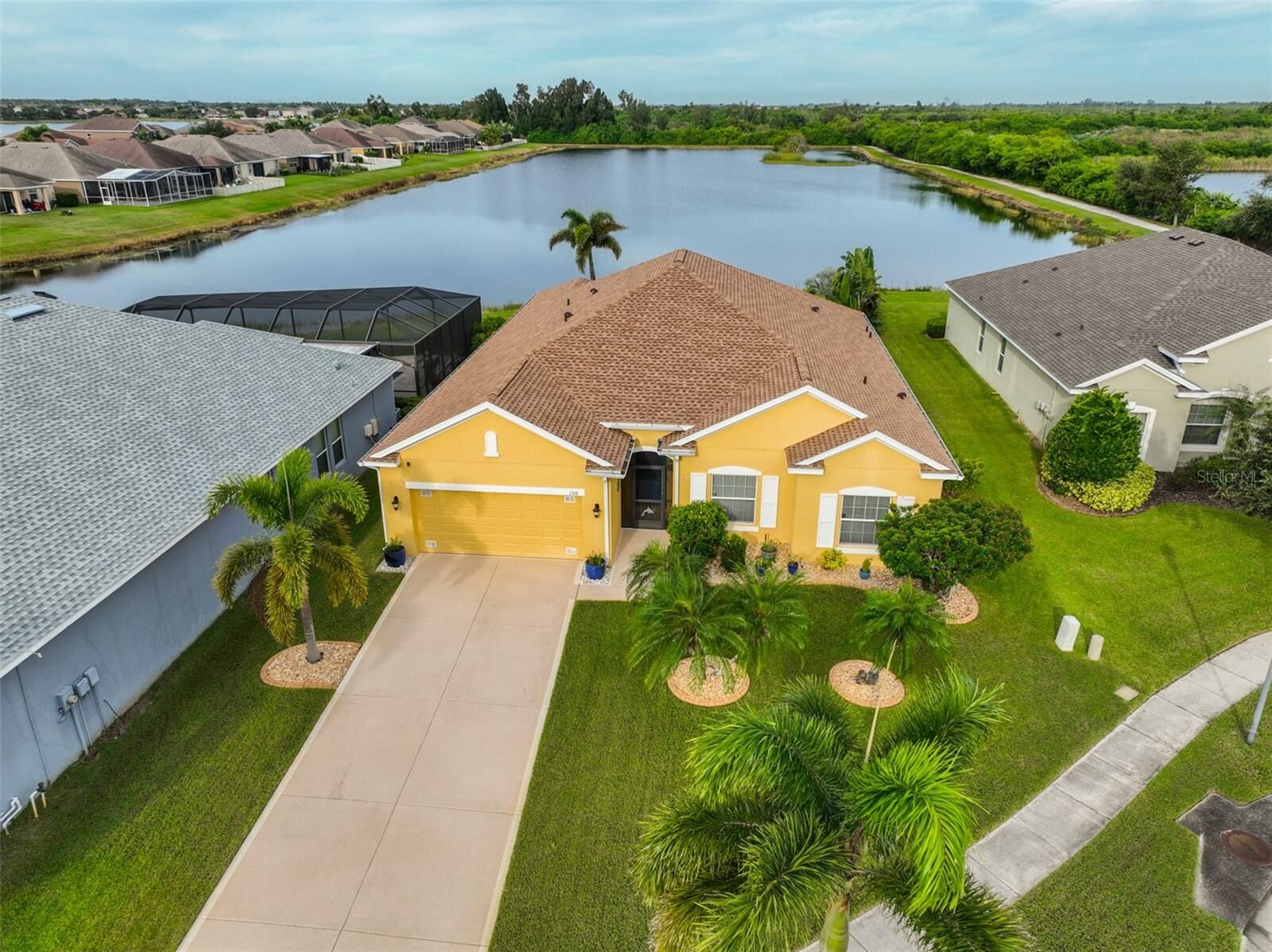 Property Photo:  1516 Yale Castle Court  FL 33570 