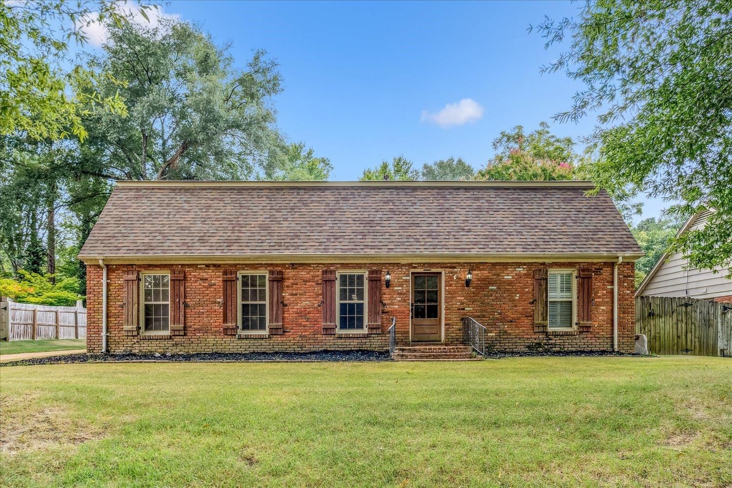 Property Photo: 8043 Farmington Blvd TN 38138