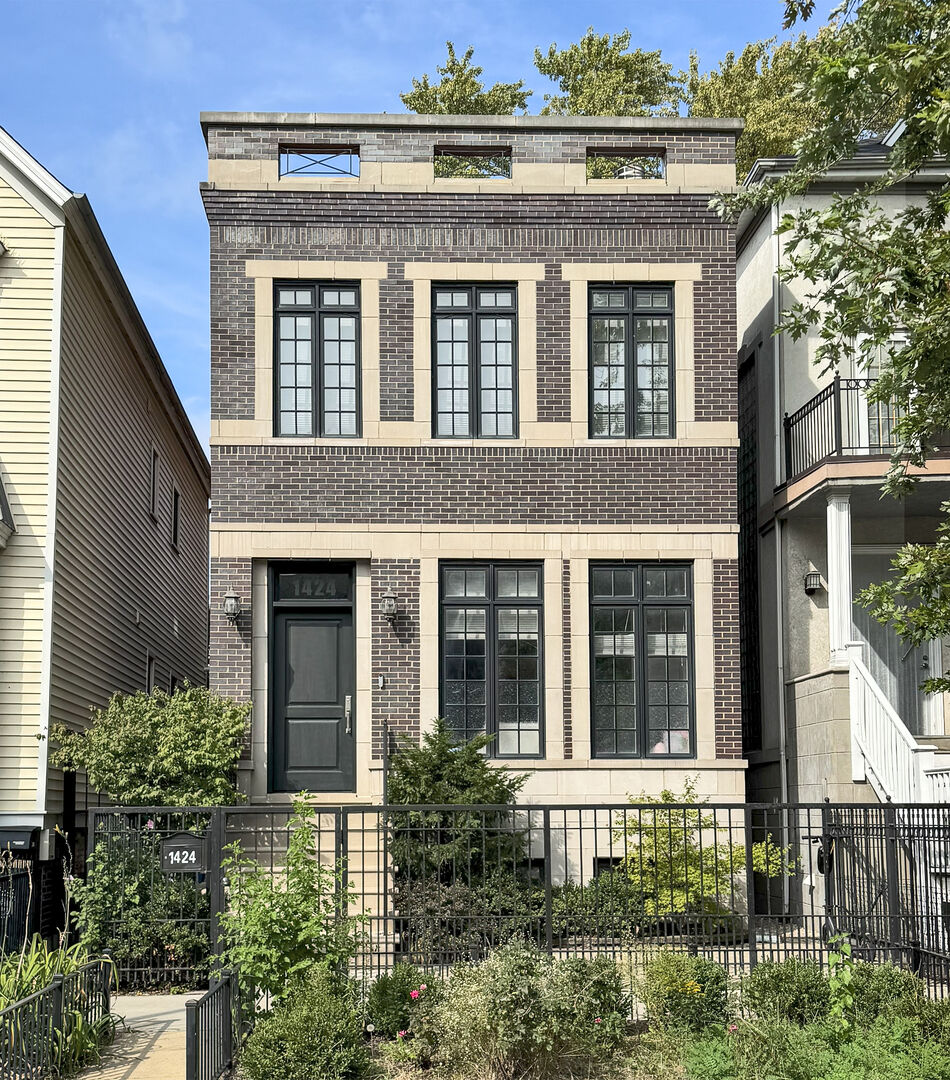 Property Photo:  1424 W Barry Avenue  IL 60657 