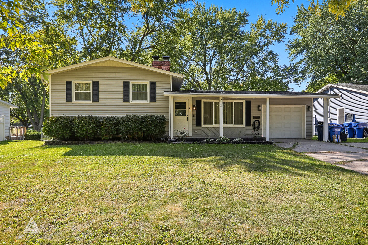 Property Photo: 910 Dawn Court IL 60115