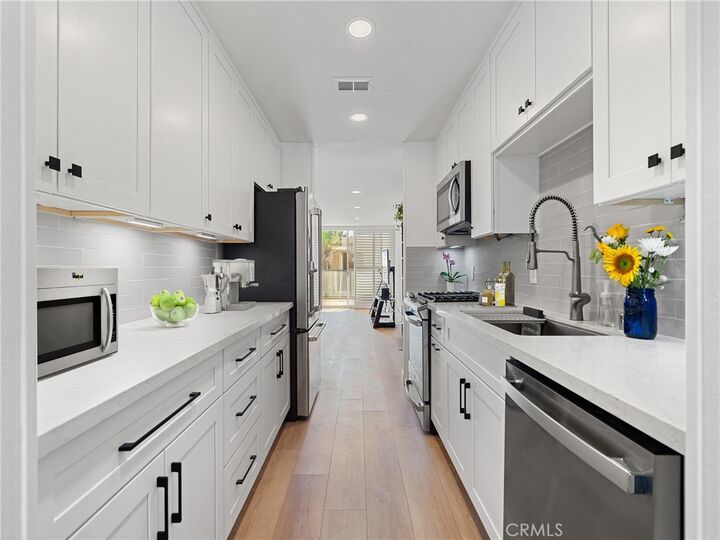 Property Photo:  1 3rd Pl 2  CA 90802 