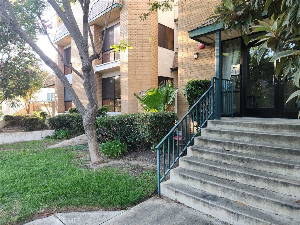 Property Photo:  413 Hawthorne 102  CA 91204 