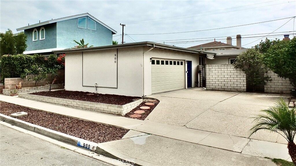 Property Photo:  900 Catalina Avenue  CA 90740