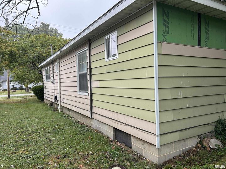 Property Photo:  422 W 5th Street  IL 62812 