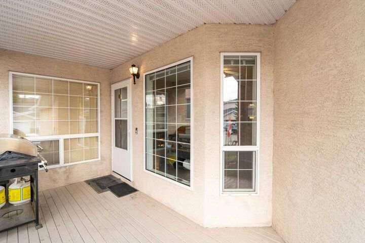 Property Photo:  512 Lineham Acres Drive NW  AB T1V 1T3 