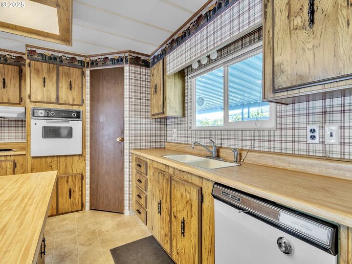 Property Photo: 2901 E 2nd St 77 OR 97132