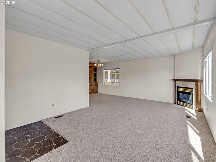 Property Photo: 2901 E 2nd St 77 OR 97132