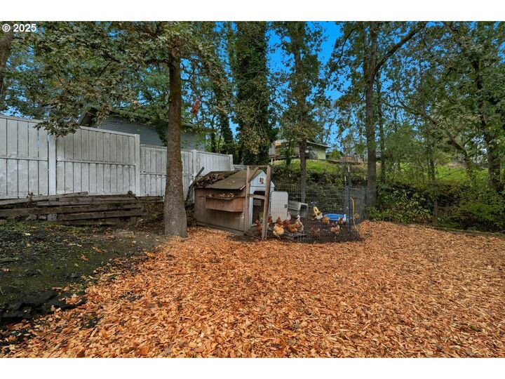 Property Photo:  285 S 7th St  OR 97051 