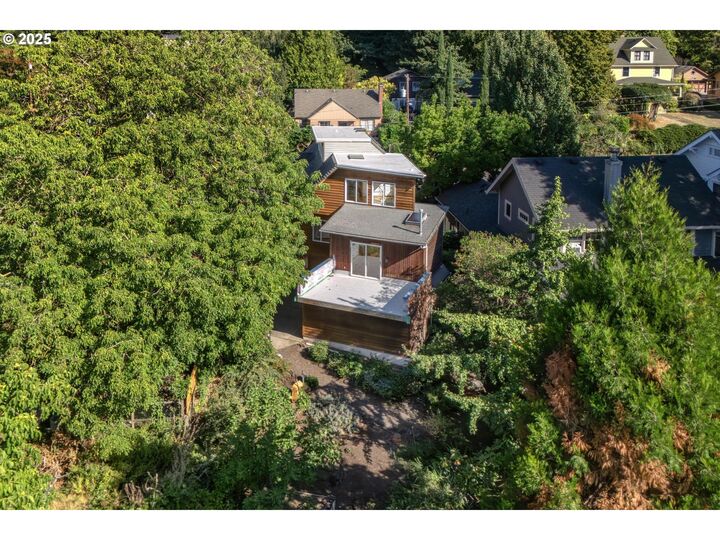 Property Photo:  223 SE 62nd Ave  OR 97215 