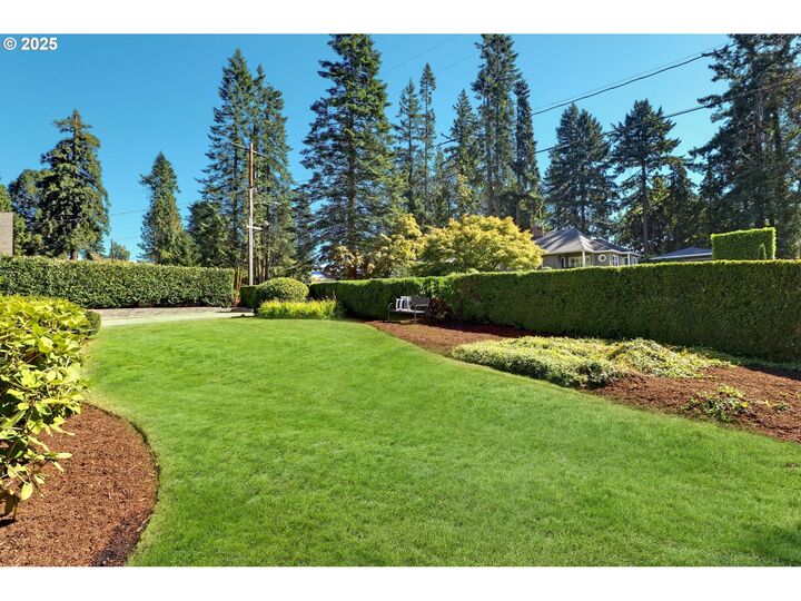 Property Photo: 8725 SW White Pine Ln OR 97225