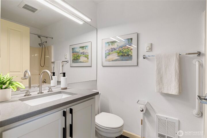 Property Photo:  9222  Roosevelt Way NE 302  WA 98115 